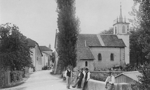 AUX ALENTOURS DE 1900 LE PEUPLIER A DISPARU LE LAVOIR DONT ON APERÇOIT LE TOIT EN BAS A DROITE ÉGALEMENT